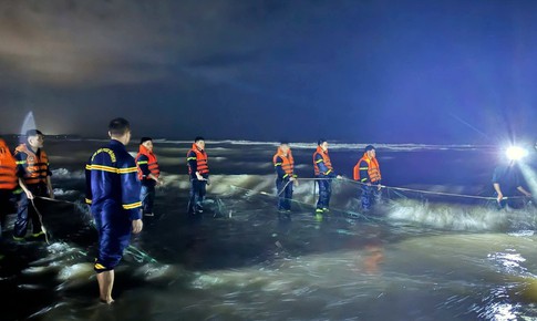 H&#224;ng trăm người xuy&#234;n đ&#234;m t&#236;m kiếm học sinh mất t&#237;ch tr&#234;n biển