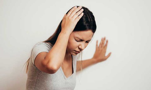 Xoa b&#243;p bấm huyệt hỗ trợ trị ch&#243;ng mặt do c&#225;c nguy&#234;n nh&#226;n v&#249;ng cổ