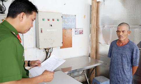 Chỉ v&#236; m&#226;u thuẫn nhỏ, người đ&#224;n &#244;ng ch&#233;m nh&#226;n vi&#234;n qu&#225;n ch&#232; trọng thương