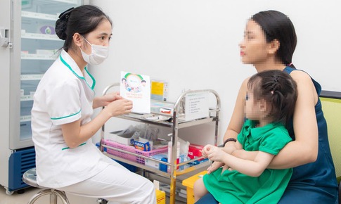 V&#236; sao trẻ em v&#224; người lớn cần uống vaccine tả?