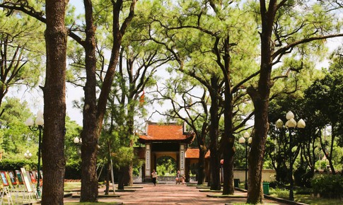 H&#224;ng vạn du kh&#225;ch đổ về di t&#237;ch C&#244;n Sơn - Kiếp Bạc trước ng&#224;y khai hội