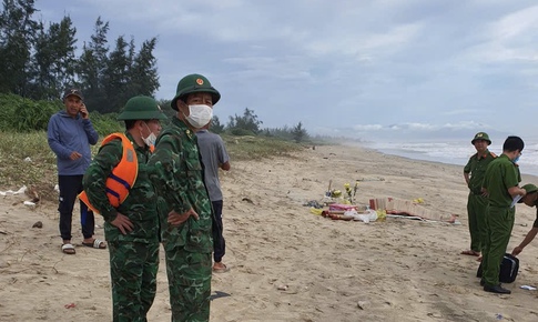 Ph&#225;t hiện 2 thi thể tr&#244;i dạt v&#224;o bờ biển, nghi nạn nh&#226;n vụ 2 t&#224;u c&#225; gặp nạn trong b&#227;o
