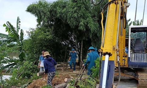 Sạt lở bờ sông ở Huế diễn biến phức tạp sau bão số 10