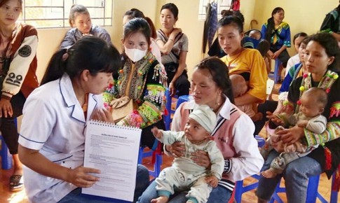 Lai Châu: Nỗ lực thay đổi tập quán nuôi con của các bà mẹ vùng dân tộc thiểu số