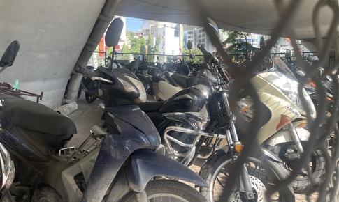 Cận cảnh ô tô, xe máy đỗ kín dưới gầm cầu vượt ở Hà Nội