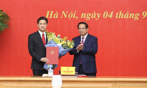 Thủ tướng trao quyết định tiếp nhận, bổ nhiệm Thứ trưởng Thường trực Bộ Y tế Vũ Mạnh Hà