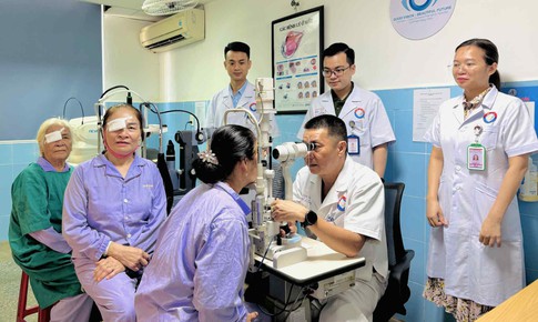 Ba mẹ con cùng phẫu thuật mắt trong một ngày