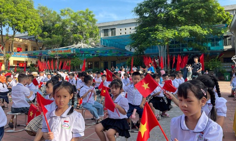Những khoảnh khắc đáng yêu của học sinh lớp 1 trong ngày khai giảng
