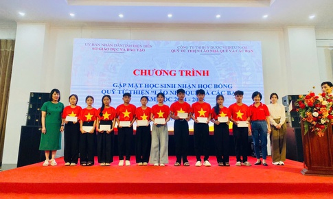 Trao học bổng 'Lão Nhà Quê và Các bạn' tới học sinh nghèo Điện Biên