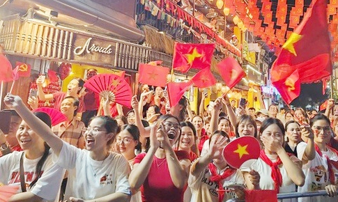 &#39;Bạn b&#232; quốc tế ngạc nhi&#234;n khi thấy nh&#226;n d&#226;n ra đường rất đ&#244;ng xem diễu binh, diễu h&#224;nh A80&#39;