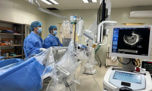 Nh&#226;n vi&#234;n y tế thay phi&#234;n &#233;p tim gi&#224;nh giật sự sống cho bệnh nh&#226;n trẻ đột ngột ngừng tuần ho&#224;n