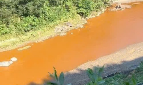 Suối ở Nghệ An bất ngờ đổi màu đỏ quạch, người dân lo lắng