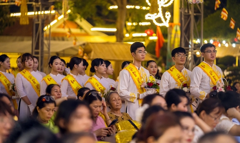 Biển người nghẹn ngào trong nghi thức 'Bông hồng cài áo' ngày lễ Vu Lan báo hiếu