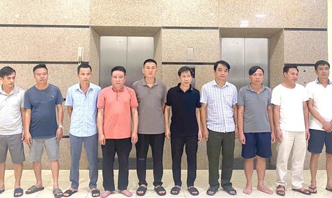 Bắt giữ nhiều cán bộ kiểm lâm trong đường dây bảo kê xe gỗ quý hiếm