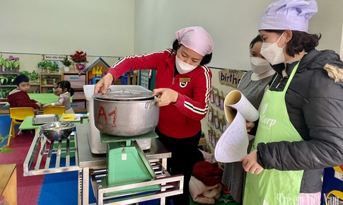 Phối hợp đồng bộ để bảo đảm an to&#224;n thực phẩm trong bữa ăn b&#225;n tr&#250; cho học sinh
