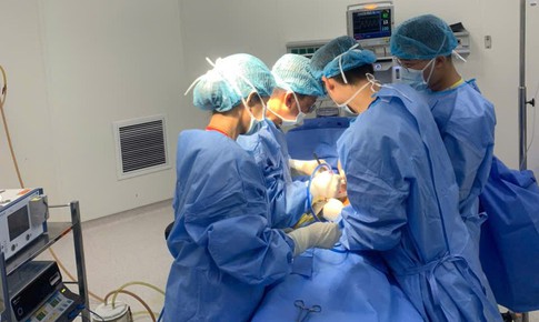 Phẫu thuật sỏi mật cho bệnh nh&#226;n đảo ngược phủ tạng ho&#224;n to&#224;n
