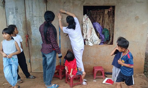Y tế cơ sở 'đi từng ngõ, gõ từng nhà' đẩy lùi suy dinh dưỡng