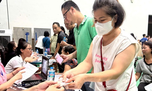 10 giờ đ&#234;m, phường đ&#244;ng d&#226;n nhất H&#224; Nội vẫn đang chi trả qu&#224; Quốc kh&#225;nh cho người d&#226;n