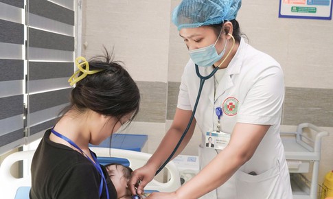 Đắp tỏi chữa rết cắn, &#39;b&#224;i thuốc d&#226;n gian&#39; su&#253;t hại bệnh nh&#226;n 8 th&#225;ng tuổi