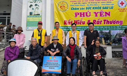 Hàng trăm người dân vùng lũ Đắk Lắk được khám bệnh, phát thuốc miễn phí