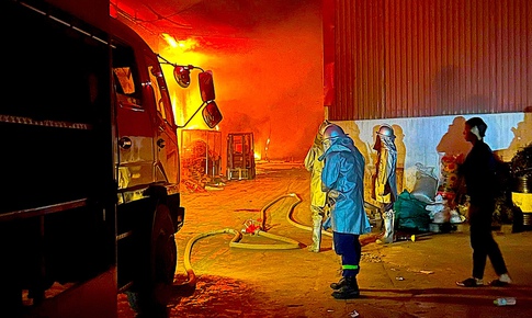 Cháy lớn tại xưởng sản xuất ở Đan Phượng, robot chữa cháy được huy động