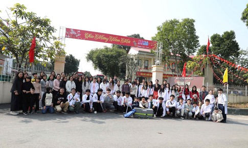 Học sinh lớp 10 Sinh 1 Trường THPT Chuyên Hà Nội – Amsterdam làm công tác thiện nguyện tại Trung tâm Chăm sóc Người khuyết tật Hà Nội