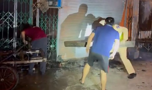 Phá cửa trong biển lửa, CSGT cứu 11 người thoát 'lưỡi hái tử thần' lúc rạng sáng
