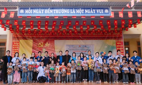 Đoàn Thanh niên Bệnh viện HNĐK Nghệ An khám bệnh, tặng quà cho hơn 350 người dân vùng lũ 
