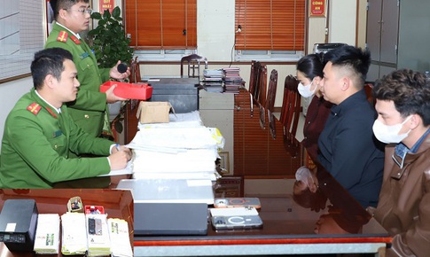 Tạm giữ 3 đối tượng làm giả con dấu văn phòng công chứng, công chứng viên để xin việc