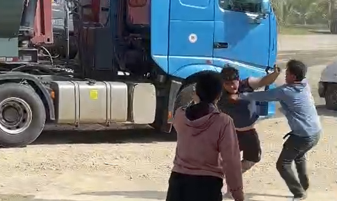 Xác minh 2 tài xế xe ben đánh nhau trong mỏ đá