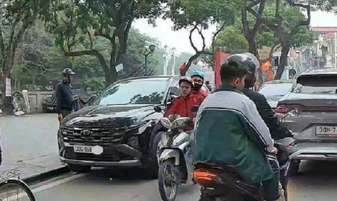 Phạt tài xế ô tô đỗ xe nơi có biển cấm đỗ từ phản ánh của người dân