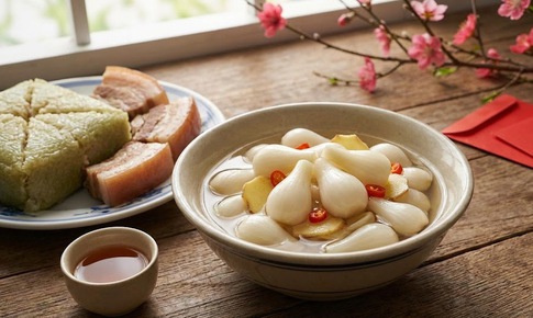 Dưa hành muối ngày Tết: Lợi ích, nguy cơ sức khỏe và ai nên tránh?