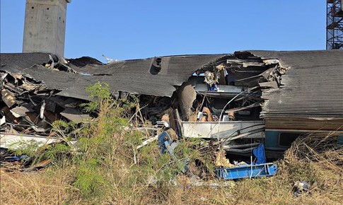 Thái Lan: Cần cẩu đổ sập vào đoàn tàu chở khách, ít nhất 22 người tử vong