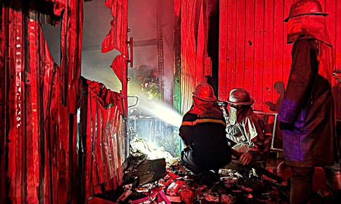 Hà Nội: Cháy kho một Công ty dược phẩm vào giữa đêm