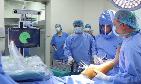 Lần đầu tiên ứng dụng robot hiện đại phẫu thuật thay khớp gối toàn phần thành công