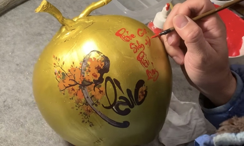 Dịch vụ vẽ dừa kiếm hàng chục triệu đồng mỗi tháng dịp cận Tết