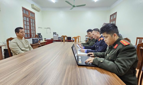 Bắt đối tượng người nước ngoài buôn lượng lớn linh kiện súng quân dụng dưới vỏ bọc 'bộ thông tắc bồn cầu'