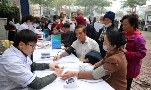 Hàng trăm người cao tuổi được khám miễn phí, tặng quà trong Chương trình 'Sống khỏe mỗi ngày – Vì một Việt Nam thật khỏe' 