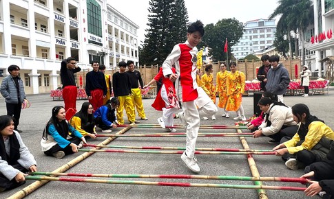 Bất ngờ mức chi tiền tỉ lì xì sinh viên dịp Tết Bính Ngọ 2026