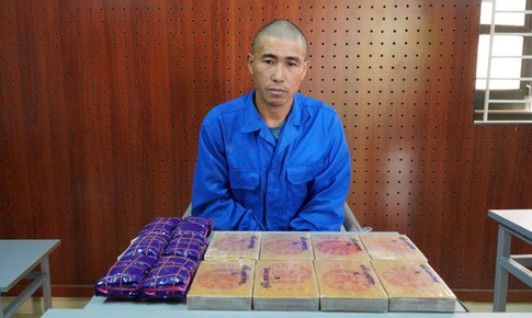 Phục kích đối tượng 'cõng' 10 bánh ma tuý trên đường vắng