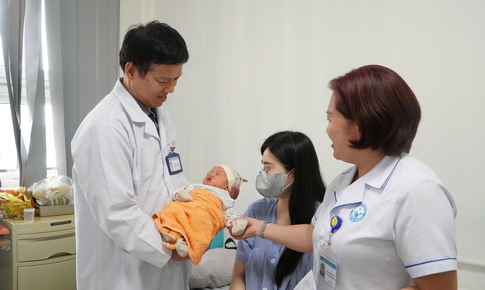 Bác sĩ trực tiếp hiến máu cứu sản phụ băng huyết nguy kịch