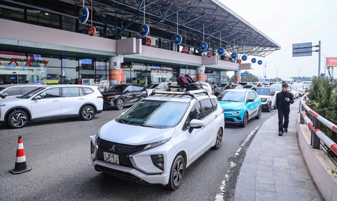 Cảnh báo xe dù, cò mồi tại sân bay Nội Bài: Cẩn thận những lời mời chào từ người lạ