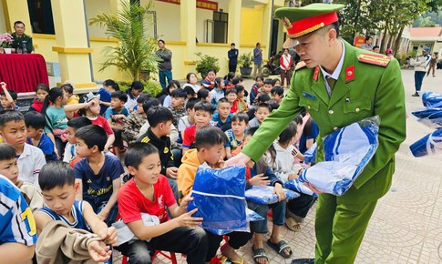 Hành trình mang hơi ấm và ánh sáng đến với đồng bào vùng cao Thanh Hóa