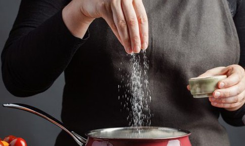 Vì sao bệnh nhân tim mạch cần giảm muối, không ăn mặn?