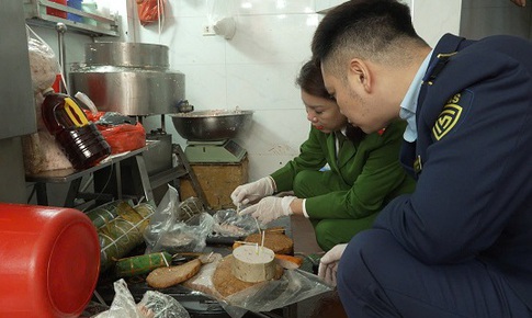 Phát hiện 300 kg giò chả chứa hàn the tại cơ sở trên phố Nguyễn Thiện Thuật, Hà Nội 