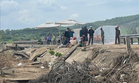 Sập bờ kè khiến 4 người đang trú mưa tử vong
