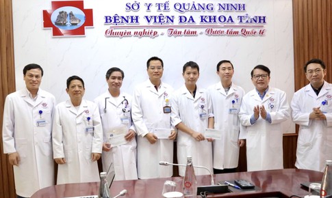 Khen thưởng đột xuất các kíp bác sĩ, điều dưỡng cứu sống 3 bệnh nhân đặc biệt nguy kịch