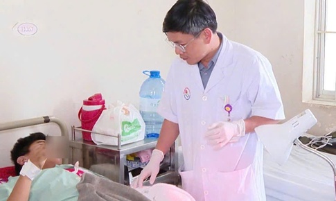 Nam sinh bị dập nát bàn tay do pháo nổ