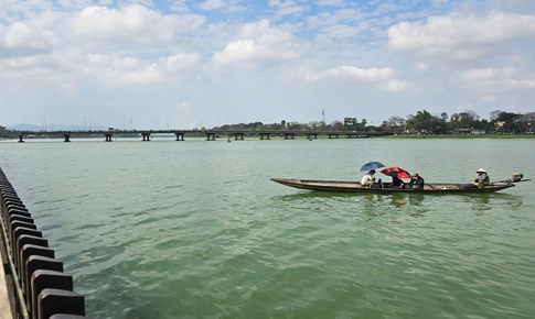 Nhiều giờ ngụp lặn tìm 2 cây vàng bị đánh rơi dưới sông Hương