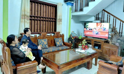 Người dân háo hức theo dõi khai mạc Đại hội Đảng qua truyền hình trực tiếp